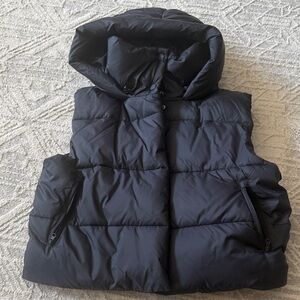 ALO Yoga women’s  black Puffer Vest with Hood